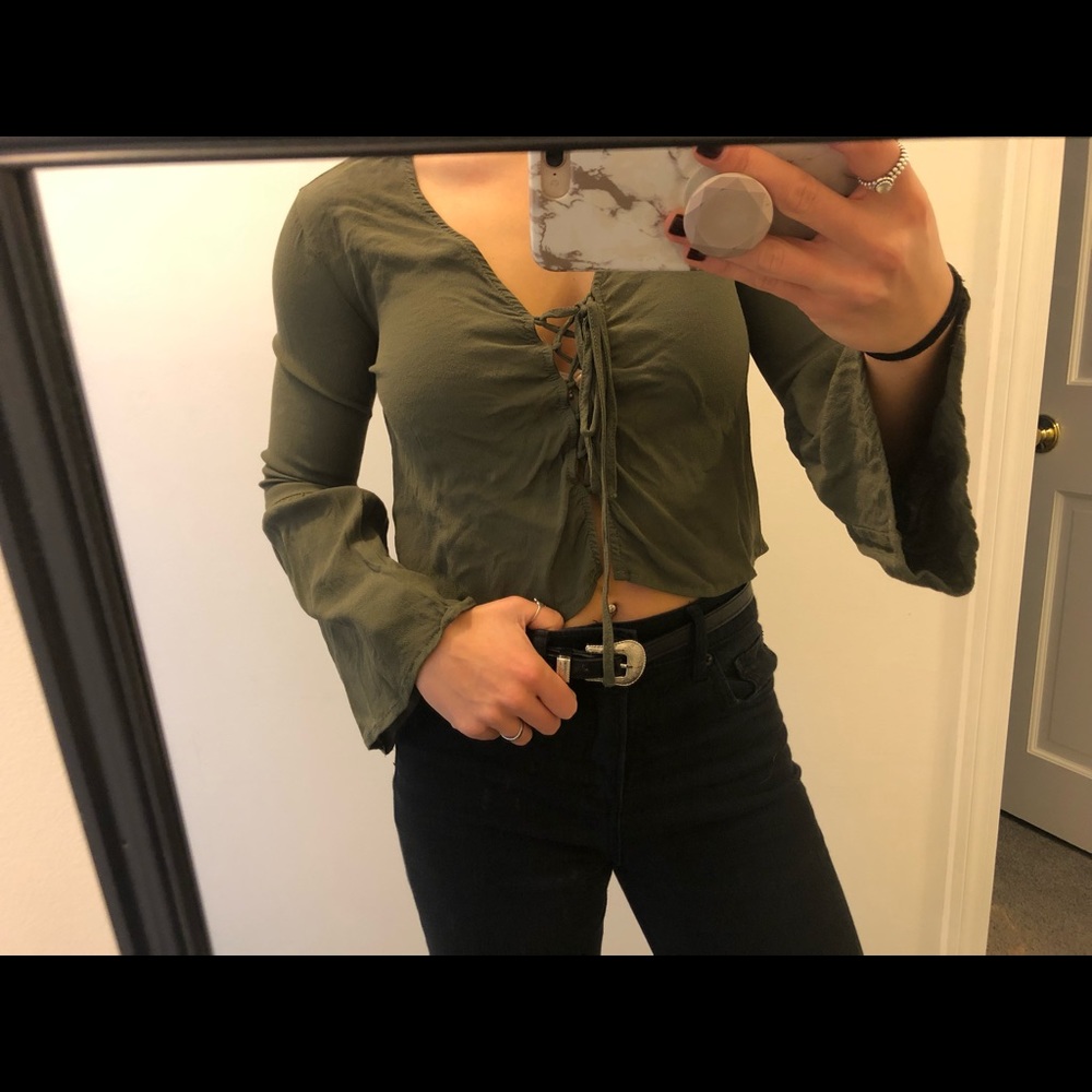 Green bell sleeved bar shirt